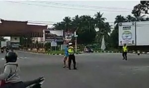 Viral Video Detik-detik Pemuda Layangkan Bogem Mentah kepada Petugas Lantas