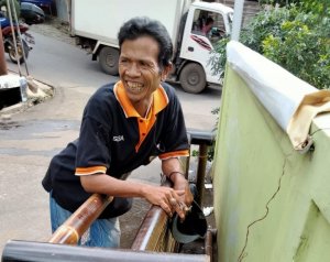 Tiap Hari Panggul Kursi Bambu 15 Km, Demi Dapur Tetap Mengepul
