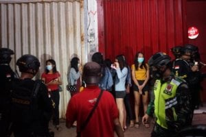 Tersipu Malu, Gadis-gadis Cafe Diangkut Aparat Gabungan