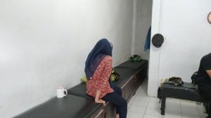 Terekam CCTV Minimarket, Staf RS Ini Tega Berbuat Terlarang Pakai Kartu ATM Temannya
