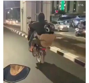 Viral, Pemotor Terjatuh saat Freestyle di Jalan