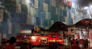 Hingga Pagi, Asap Tebal Masih Mengepul di Mall Panakkukang