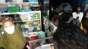 Polisi dan Pengelola Rumah Makan Adu Mulut, Pengunjung Makan Gratis