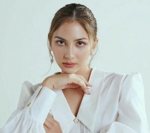 Pose Yoga Jessica Mila di Alam Terbuka Bikin Terpana