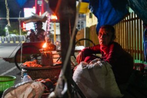 Potret Bone Malam Hari, Mengadu Nasib di Titik Nol Kota