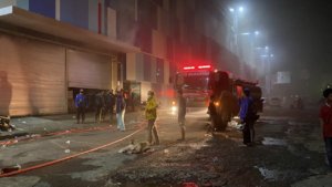 Panakkukang Square Terbakar, Damkar Kesulitan Jinakkan Api