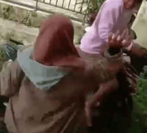 Oh Gara-gara Ini, Gadis Berjilbab Dianiaya hingga Nyaris Tersungkur ke Semak