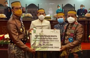 Bank Sulselbar Serahkan CSR Ambulance dan Dana untuk UMKM