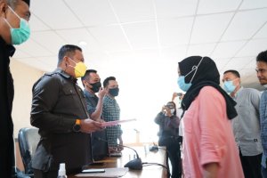 Guru Honorer yang Dipecat Temui Ketua DPRD, Hervina: Cukup Saya yang Alami Seperti ini