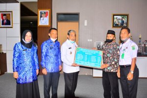 Rangkaian Hari Jadi ke-677 Sidrap, Dollah Mando Serahkan Bantuan ke Lembaga Sosial
