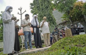 Bersiarah ke Makam Syekh Ali Jaber, Begini Cerita Arie Untung