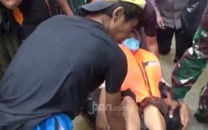 Detik-detik Evakuasi Nenek Mukinih di Tengah Banjir 2,5 Meter