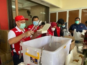 Tinjau Dapur Umum PMI, Sekjen PMI Minta Relawan Prioritaskan Protokol Kesehatan Covid-19