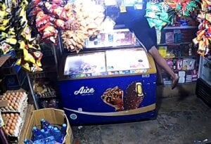 Sadis! Terekam CCTV, Pembeli Rokok Beringas Todongkan Parang ke Penjual