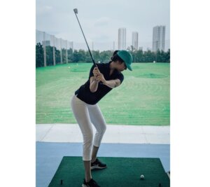 Lekuk Tubuh Anya Geraldine Saat Bermain Golf Bikin Hilang Fokus