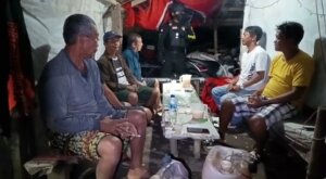 Satu Keluarga Digerebek Polisi saat Kompak Berpesta Miras di Gubuk Kumuh