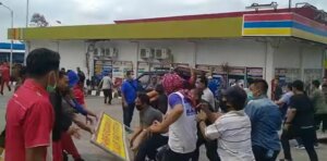 Massa KLB Serang Kader Demokrat di SPBU, 3 Warga Jadi Korban