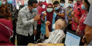 Plt Gubernur Sulsel Kunjungi Lokasi Vaksinasi Marga Tionghoa dan Unhas