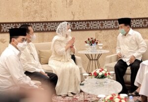 Puan Maharani Serahkan 1 Juta Sajadah Anti Covid-19 ke DMI