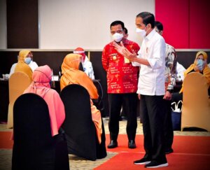 Bersama Plt Gubernur, Jokowi Tinjau Festival Vaksinasi oleh 500 Guru
