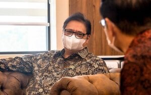 Menko Airlangga Serahkan GeNose, Alat Pendeteksi Covid-19 Anak Bangsa