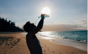 Empat Bahaya Minum Air Sambil Berdiri, Salah Satunya Gagal Ginjal