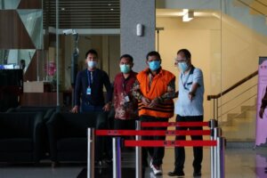 Jadi Tersangka Korupsi, Bupati Bandung Barat dan Anaknya Kompak Sakit
