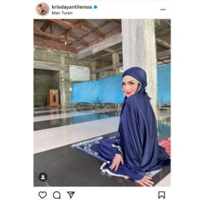 Krisdayanti Salat Dhuhur dengan Make Up Tebal, Gus Umar: Gak Wudhu Mbak?
