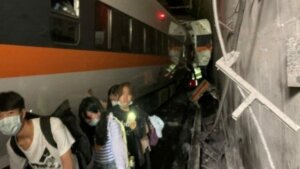 Kereta yang Mengangkut 350 Penumpang Tergelincir, 34 Tewas
