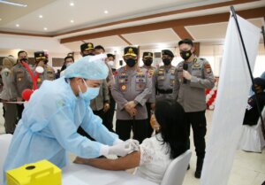 Kapolri Jenderal Listyo Sigit Tinjau Vaksinasi Massal di Manado