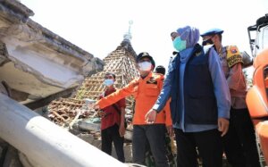 Tinjau Gempa Lumajang, Khofifah Indar Parawansa Sempatkan Nikmati Nasi Bungkus dengan Warga
