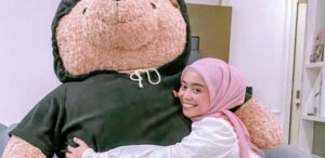 Boneka Raksasa Teddy Bear Rizky Billar ke Lesty