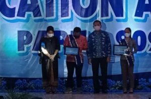 Dua Guru yang Ditembak KKB Terima Penghargaan Education Award