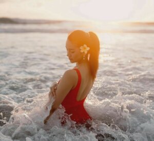 Anya Geraldine Seksi Berenang di Pantai, Banjir Pujian Disebut Bak Bidadari
