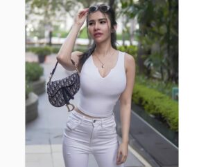 Tanktop Dipadu Jeans Putih, Maria Vania Bikin Netizen Tak Kuat Lihat