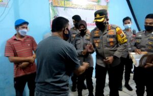 Sopir Bus Seketika Canggung saat Terima THR dari Kapolres