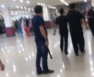 Pria Berkaus Biru Murka, Ancam Pakai Senjata Tajam di Mall