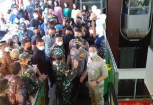 Pengunjung Pasar Tanah Abang Membeludak, Gubernur Anies Baswedan Bergegas ke Lokasi