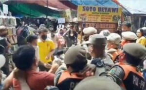 PKL dan Satpol PP Terlibat Keributan di Pasar Tanah Abang