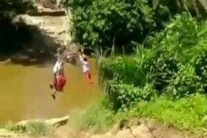 Se-Indonesia Kena Prank Sama 3 Bocah SD yang Bergelantungan Menyebrangi Sungai, Ini Faktanya!