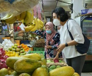 Gaya Santuy Sri Mulyani Belanja di Pasar Tradisional di Tengah Polemik PPN Sembako