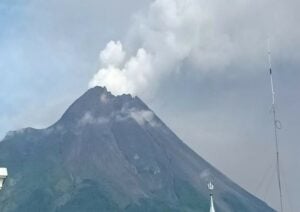 Gunung Merapi Erupsi, Luncurkan Awan Panas Tiga Kali