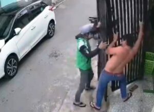 Viral! Ojol Nyaris Jatuh Tertimpa Besi Pagar, Dibalas dengan Aksi yang Mengagumkan