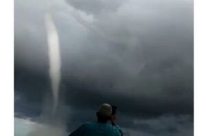 Fenomen Water Spout, Warga Memilih Rekam Video daripada Selamatkan Diri