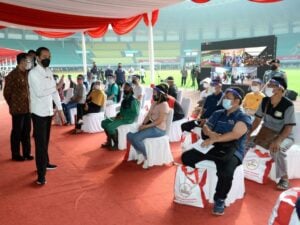 Vaksinasi Massal di Stadion, Presiden: Model Seperti Ini Agar Diterapkan di Daerah Lain