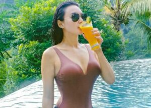 Wika Salim Basah-basahan dengan Swimsuit Ketat, Netizen Sontak Bergairah