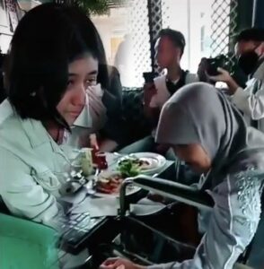Ibu Nike Ardilla Menangis Histeris Saat Bertemu dengan Kembaran Anaknya