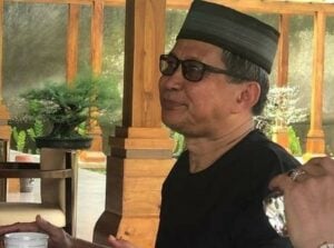 Rocky Gerung Foto Pakai Kopiah, Netizen: Sudah mualaf kah?