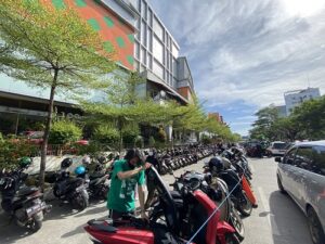 Makin Kacau di Depan Mal Panakkukang, Parkir Kuasai Badan Jalan