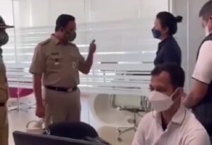 Wanita Ini “Terpaku” saat Gubernur Anies Baswedan Murka di Depan Karyawan